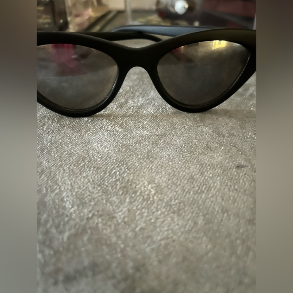 Chic Black Cat-Eye Sunglasses